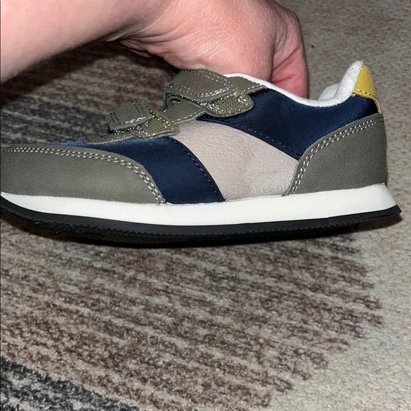 Cat & Jack Kids' Gray and Navy Velcro Sneakers - Picture 3 of 7